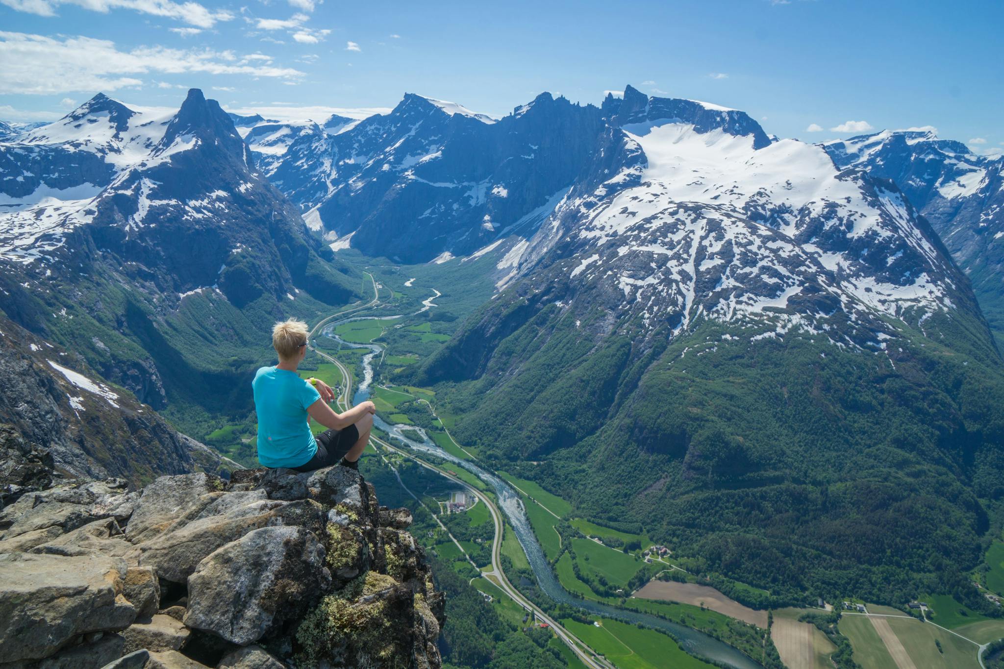 Picture of woman looking down at Åndalsnes